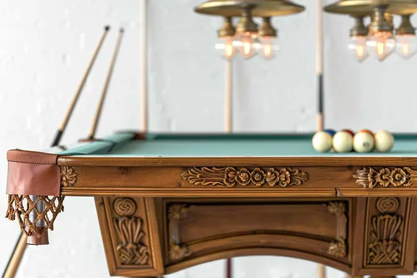 Ardoise d'un billard français ancien en cours de recouvrement, drap vert tendu et agrafeuse posée à côté