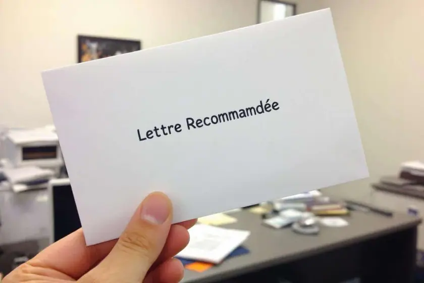 Lettre recommandée avec accusé de réception préparée pour une résiliation d'assurance emprunteur