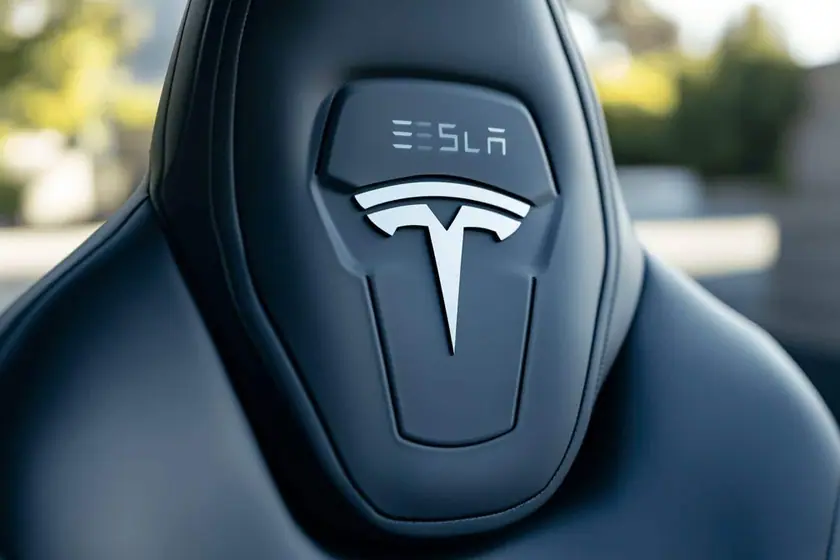 Intérieur de voiture électrique équipé de housses de siège claires et ajustées